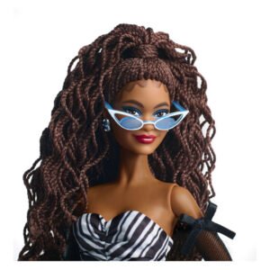 Barbie pop met lange krullen, cat-eye zonnebril en zwart-wit strapless jurk