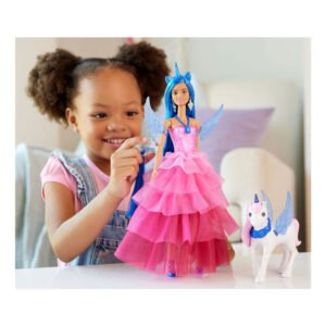 Kind speelt met Barbie eenhoornpop en witte eenhoornspeelfiguur