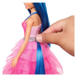 Detail van Barbiep magic modepop met blauwe staart die vastzit aan de jurk