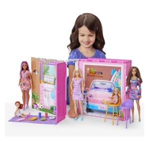 barbie vakantiehuis speelset Meisje speelt met Barbie poppenhuis en poppen in kleurrijke setting