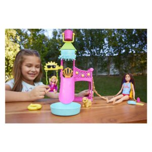 Barbie speelset meisje speelt met Barbie waterspeelset in de tuin