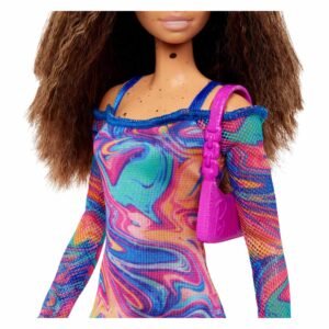 barbiepop Close-up van Barbie's kleurrijke jurk en felroze handtas
