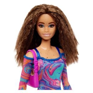 Barbiepop met sproetjes, krullend haar en felgekleurde oogmake-up