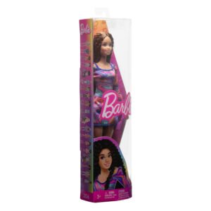 Barbiepop in kleurrijke verpakking met roze logo en golvend haar