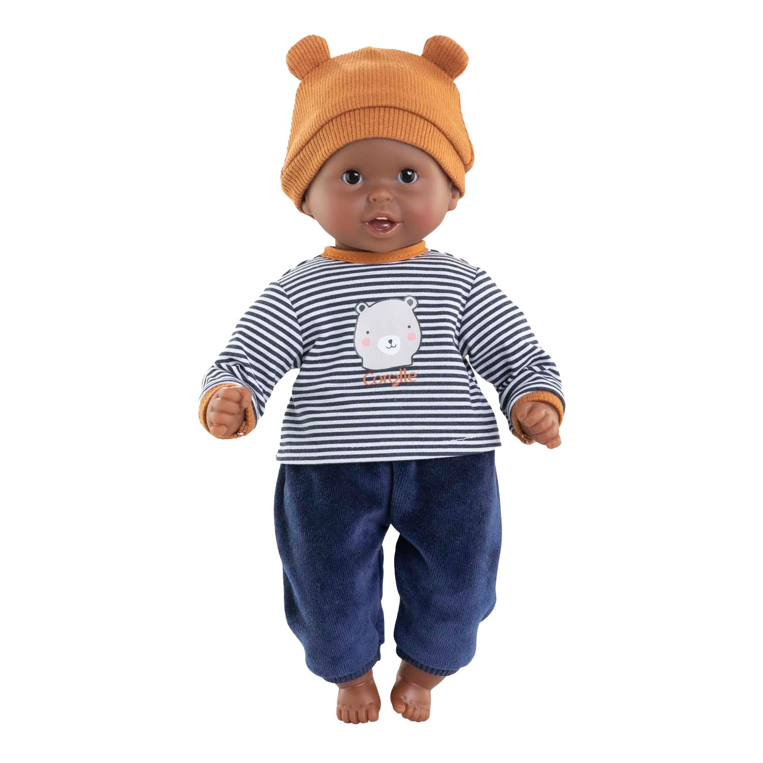 corolle-marius-pop-staand-met-berenmuts Staande Corolle babypop Calin Marius met oranje berenmuts en vrolijke uitstraling