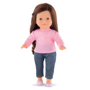 Pop met bruin haar in roze Corolle shirt en spijkerbroek