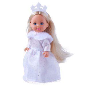 evi love pop met lange blonde haren in witte prinsessenjurk, driekwart zijaanzicht