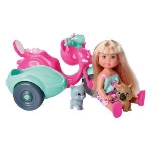 Evi Love pop zittend met hond, kat en roze scooter