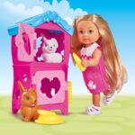 Evi Love Konijnenhok Evi Pop speelt met konijntjes en roze konijnenhok buiten