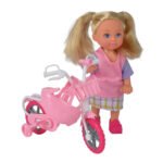 Evi Love pop met roze driewieler en vrolijke outfit
