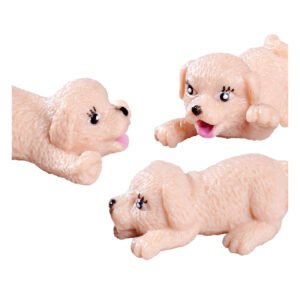 Drie speelgoedpuppy’s met beige vacht en speelse uitdrukking