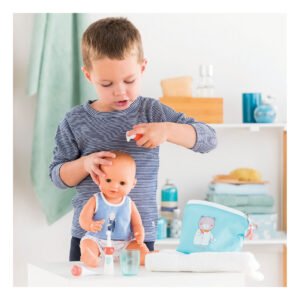 Jongen speelt met Corolle babypop en verzorgingsaccessoires in de badkamer