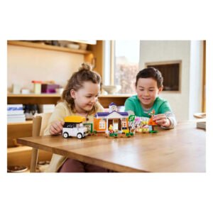 Kinderen spelen met LEGO Animal Crossing 77052 op tafel in een gezellige kamer