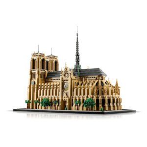 Volledig gebouwde LEGO Architecture Notre-Dame kathedraal op witte achtergrond