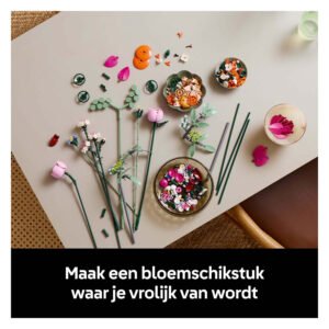 LEGO Botanical bloemenonderdelen en stelen verspreid op tafel