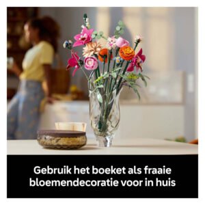 Boeket van LEGO Botanical bloemen in vaas als decoratie op keukentafel