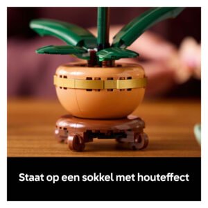 Close-up van LEGO Botanicals bloempot op houten sokkel