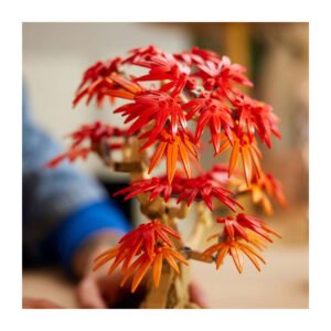 Detail van LEGO Botanicals bonsaiboompje met rood-oranje bladeren
