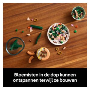 LEGO Botanicals onderdelen van miniorchidee set op houten tafel