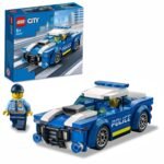 LEGO politieauto met minifiguur en verpakking op achtergrond