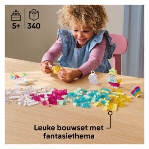 Kind speelt met LEGO Classic 11040 fantasiebouwset aan tafel