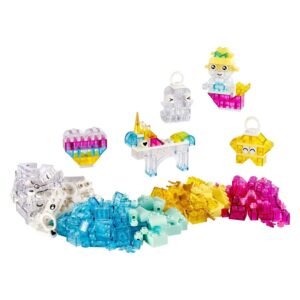 Uitgestalde LEGO Classic bouwstenen en transparante fantasiefiguren in heldere kleuren