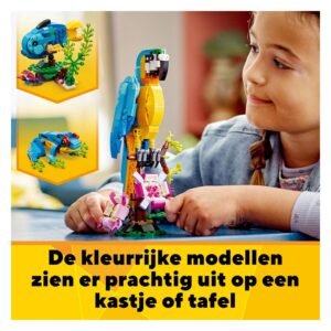Kind speelt met kleurrijke LEGO papegaai van Creator 31136 set