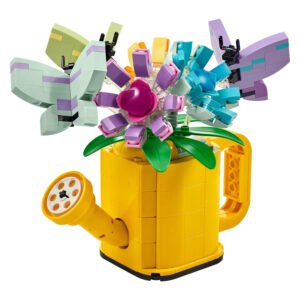 Close-up van LEGO Creator gieter met kleurrijke bloem en drie vlinders