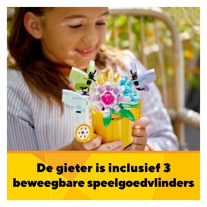 Kind houdt LEGO Creator gieter vast met vlinders en bloem