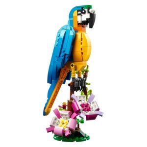 Gedetailleerd LEGO Creator model van een kleurrijke papegaai op bloemenstandaard