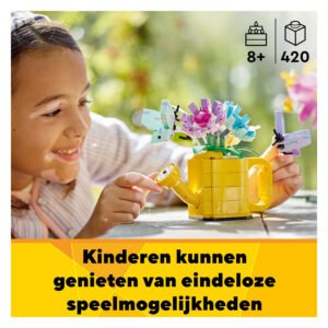 Kind speelt met LEGO Creator bloemen in gieter met draaibare elementen