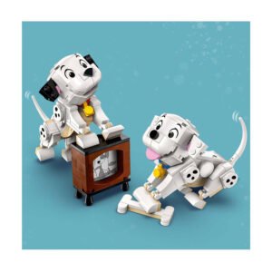 LEGO Disney Dalmatiër pups Lucky en Penny poseren met televisie op blauwe achtergrond