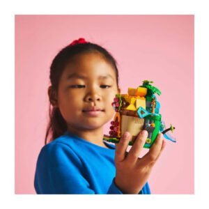 Meisje houdt LEGO Disney Moana speelset vast