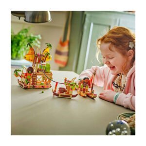 Kind speelt met LEGO Disney Moana 2 Kakamora Barge op tafel