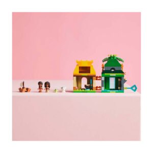 LEGO Disney Moana bouwstenen en figuren tegen roze achtergrond