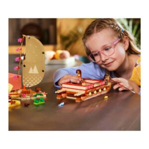 Kind speelt met LEGO Disney Moana kano bouwset
