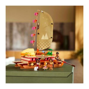 LEGO Disney Moana avonturenkano met minifiguren op tafel