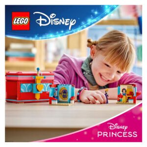 Kind speelt met LEGO Disney Princess Sneeuwwitje speelset
