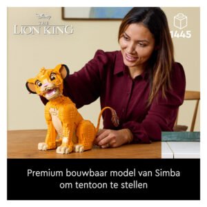 Vrouw toont trots LEGO Disney Simba bouwmodel op tafel