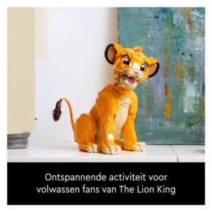 LEGO Disney Simba als decoratief model op kast tegen kleurrijke muur