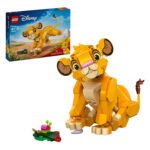 LEGO Disney 43243 Simba de leeuwenkoning als welp zittend naast de bouwdoos van The Lion King set