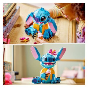 LEGO Disney Stitch kind speelt met kleurrijke figuur aan tafel