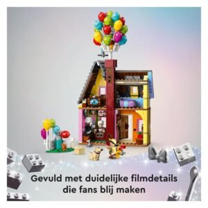 Opengeklapt LEGO huis uit Disney’s Up met filmreferenties en personages