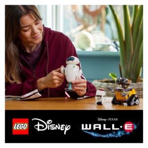 Vrouw speelt met LEGO Disney WALL·E en EVE Disney figuren aan tafel