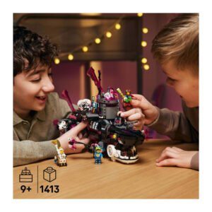Twee kinderen spelen met LEGO DREAMZzz Nightmare Shark Submarine bouwset op een tafel