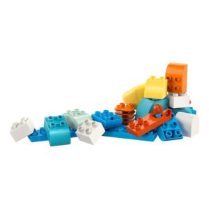 Kleurrijke LEGO DUPLO bouwstenen verspreid op een witte achtergrond