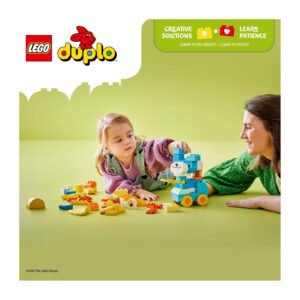 Moeder en kind spelen samen met LEGO DUPLO dier op wielen