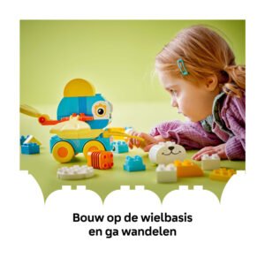 Peuter speelt met LEGO DUPLO eend op wielen en kleurrijke bouwstenen