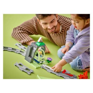 Vader en dochter spelen samen met LEGO DUPLO treintunnel set