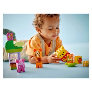 Kind speelt met LEGO DUPLO Winnie de Poeh, Teigetje en Knorretje figuren